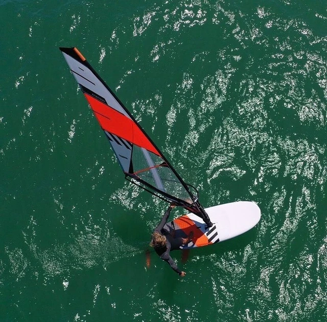 Privater Windsurf-Kurs am Gardasee: Ihr exklusives Erlebnis in Limone Privater Windsurf-Kurs am Gardasee: Ihr exklusives Erlebnis in Limone